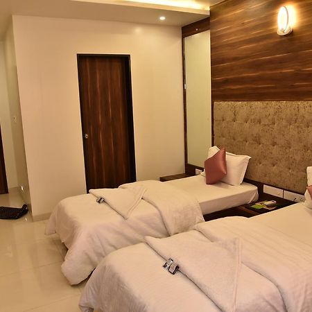 Hotel Comfort Bharuch Buitenkant foto