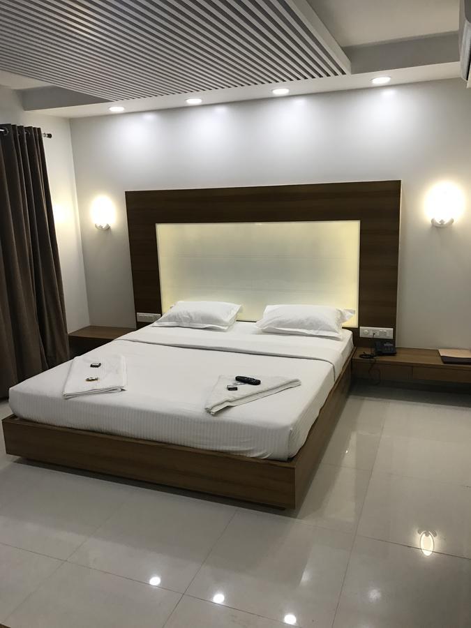 Hotel Comfort Bharuch Buitenkant foto