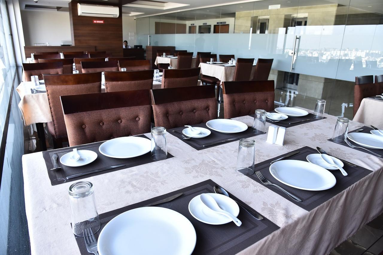 Hotel Comfort Bharuch Buitenkant foto